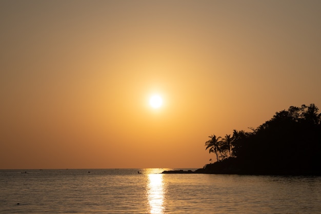 Sunset uitzicht op de oceaan. Zon boven de zee op oranje lucht.