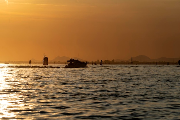 ボートからヴェネツィア ラグーン キオッジャ港の夕日