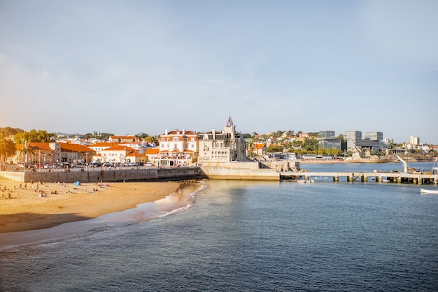 Vista al tramonto sulla spiaggia con il palazzo palmela nella località di cascais in portogallo