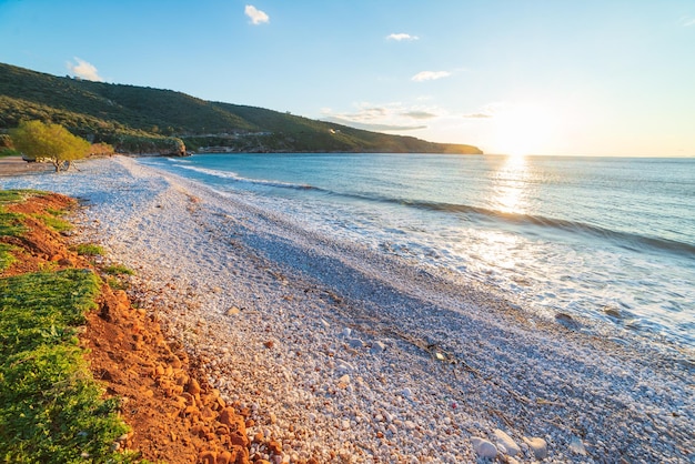 写真 夕日の眺め、ギリシャの壮大な海岸線の美しいビーチと水湾、ターコイズブルーの水、ユニークな白い小石、ギリシャの夏のトップ旅行先、マニ半島、ペロポネソス半島