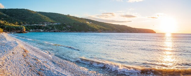 写真 夕暮れの景色 美しいビーチと海湾 ギリシャの壮観な海岸線 ターコイズブルーの水 ユニークな白い小石 ギリシャ 夏の旅行先 マニ半島 ペロポネセス