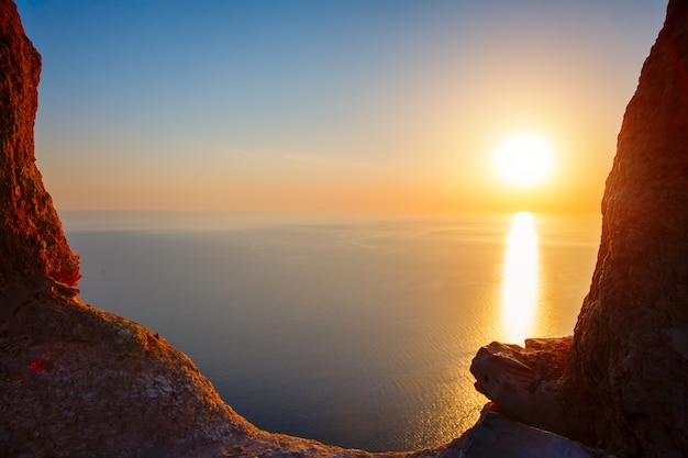 Vista del tramonto dalla cima della montagna. turismo, viaggi, sfondo del mare.