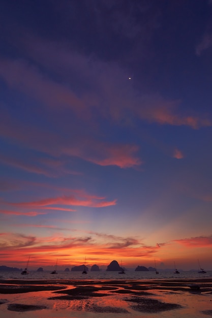 Photo a sunset view from tubkaak beach, krabi, thailand.