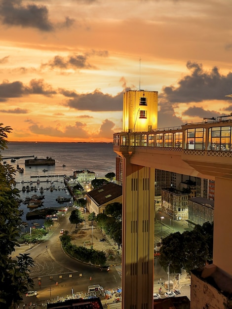 Foto vista al tramonto dell'ascensore lacerda salvador bahia brasile.