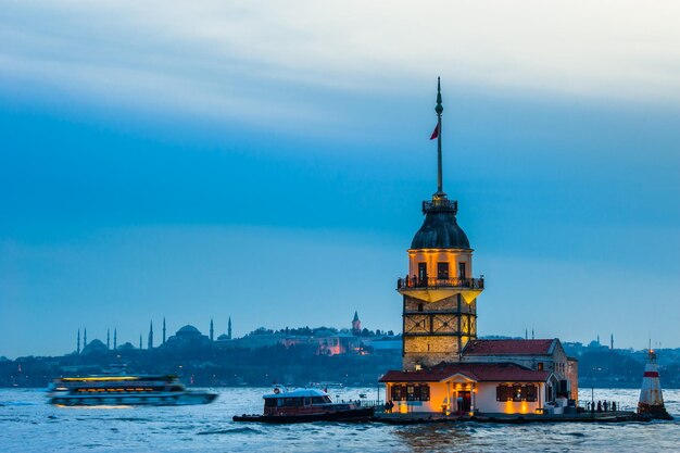 アジア側からのイスタンブールの乙女の塔の夕日の眺め。