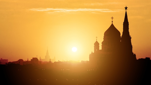 モスクワ、ロシアのモスクワクレムリンとモスクワ川の夕景。モスクワの建築とランドマーク、モスクワの街並み