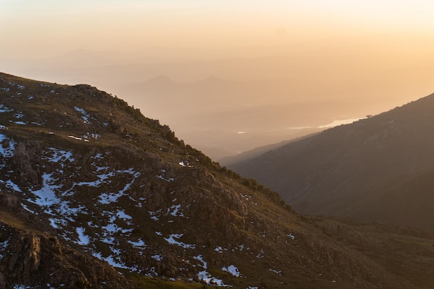 Photo a sunset view of the mountains from the top of the mountain.