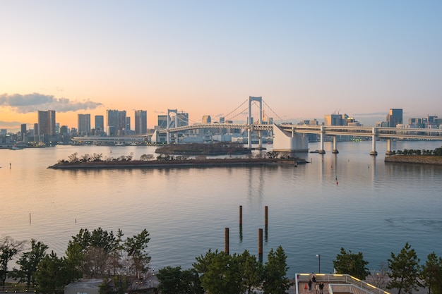 Foto vista al tramonto di odaiba nella città di tokyo, giappone.