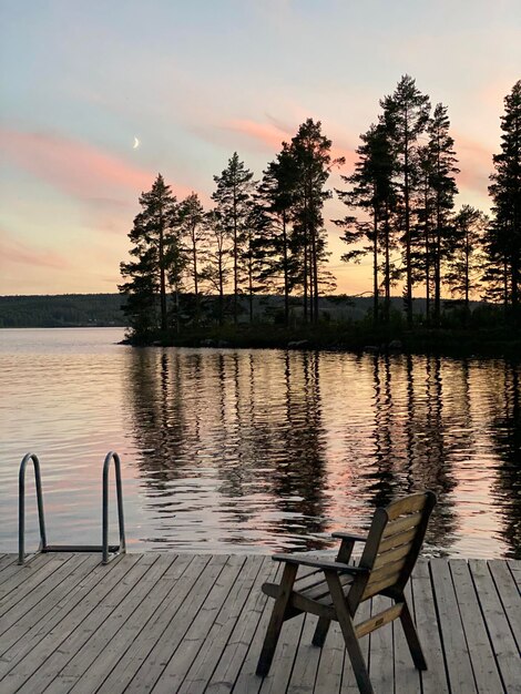 写真 湖の向こうの日没の景色