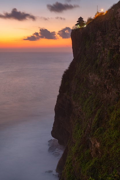 Uluwatu 사원, 발리 섬에서 바다 일몰보기