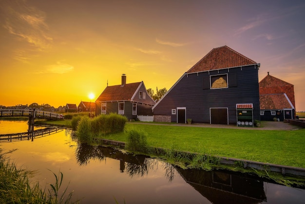 オランダのZaanseSchansの村の上の夕日