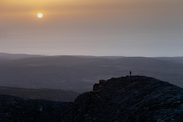 プエルト デル ロサリオ、フエルテベントゥラ島の自治体の火山の風景に沈む夕日