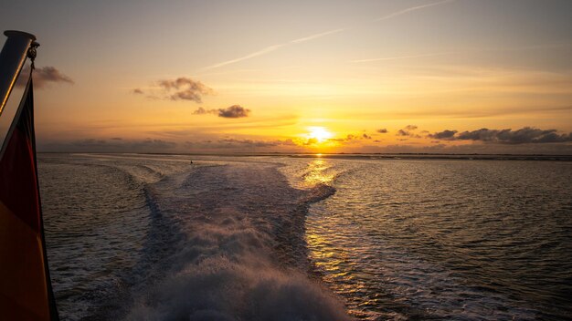 Photo sunset in the wadden sea in front of pellworm