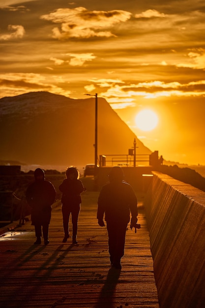 Photo sunset walk on the pier at fl ulsteinvik norway