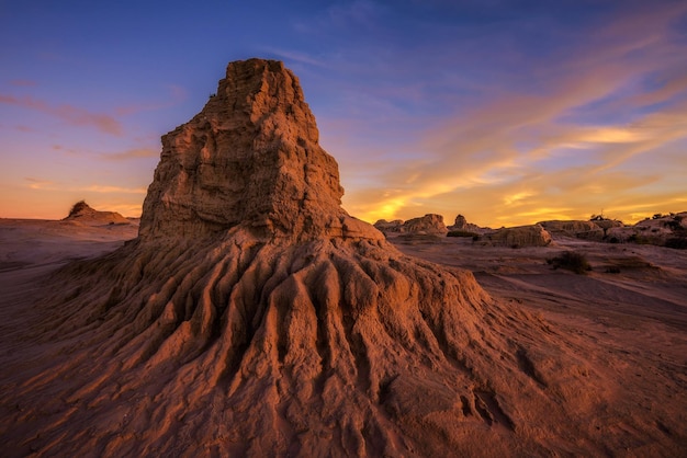 Photo sunset over walls of china in mungo national park australia