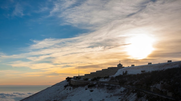 Tramonto al monumento ai caduti sul monte grappa italia