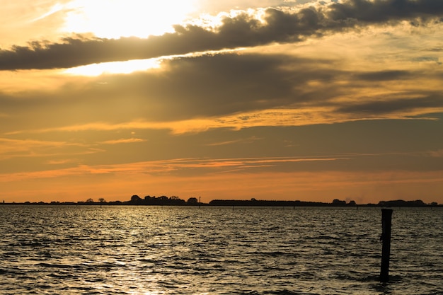 デルタデルポーの水と空からの水に沈む夕日