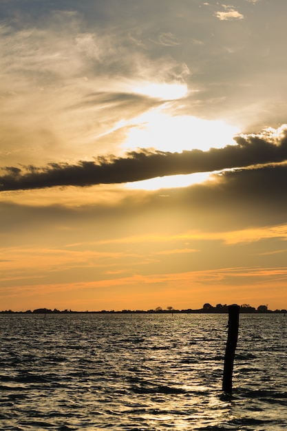 デルタデルポーの水と空からの水に沈む夕日