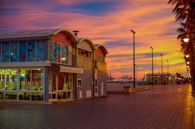 Foto tramonto sul lungomare della città di valencia in spagna