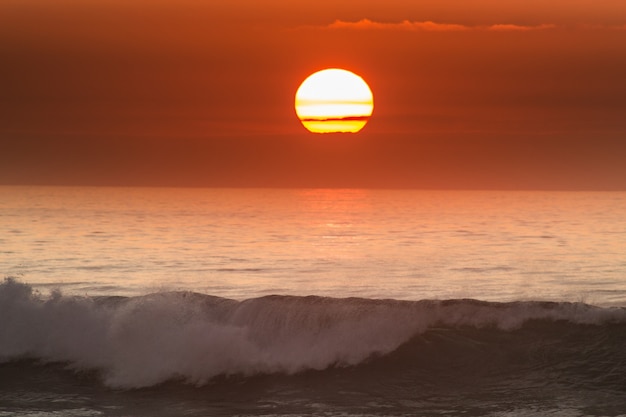 波の夕日