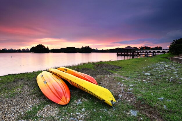 Il tramonto al parco delle zone umide putrajaya kayak in primo piano