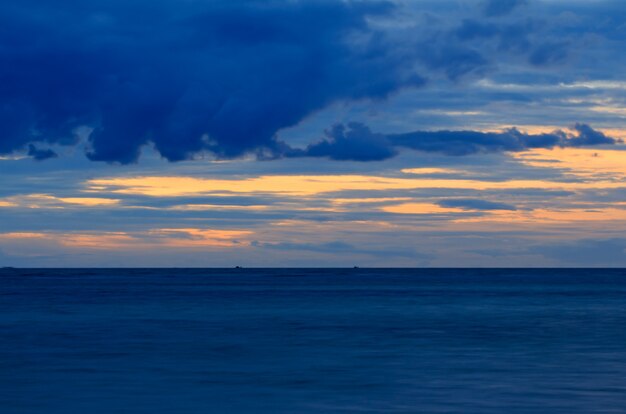 青い海の空と夕日