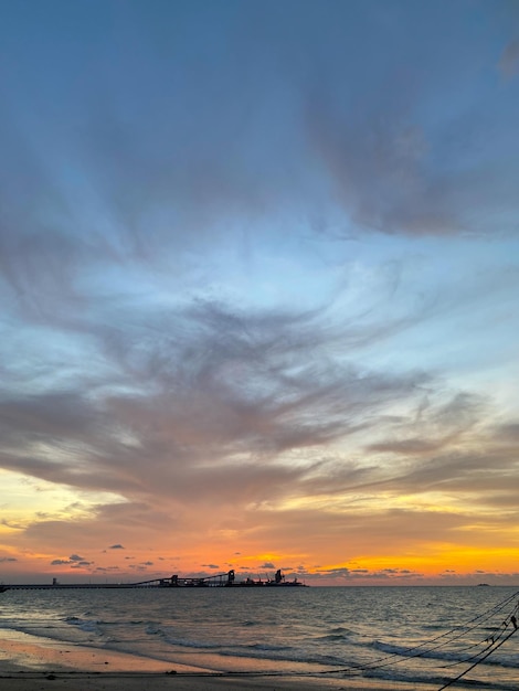 青い空と少しの雲のある夕日