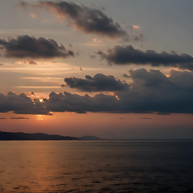 雲と山を背景にした日没