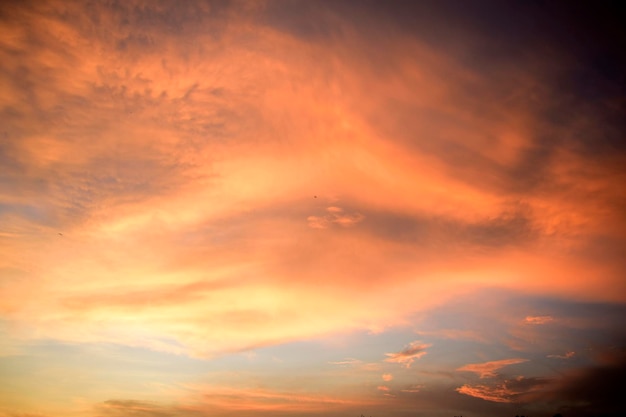 雲とオレンジ色の空と夕焼け