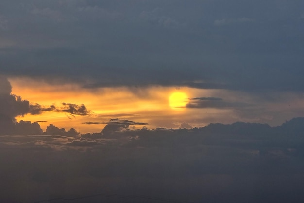 空の背景に雲と夕日