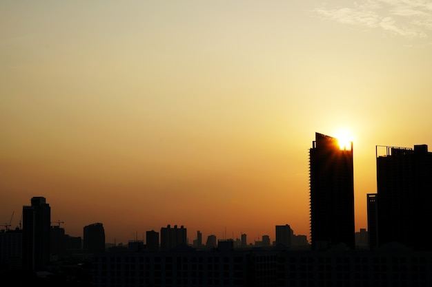 Tramonto con nuvole nel cielo sopra la città