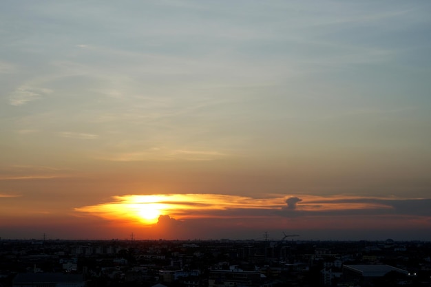 街の空に雲と夕日