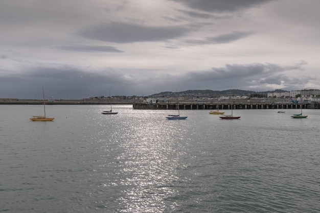 Dun Laoghaire 港ダブリン アイルランドの曇り空の夜と夕日