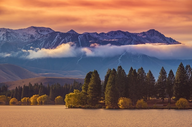 Закат с красочным небом в Твизеле возле озера Текапо, Южный остров, Новая Зеландия