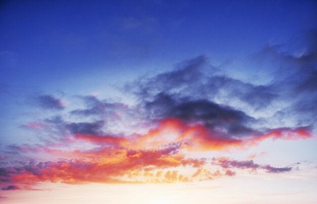 劇的な積雲の雲と夕焼け