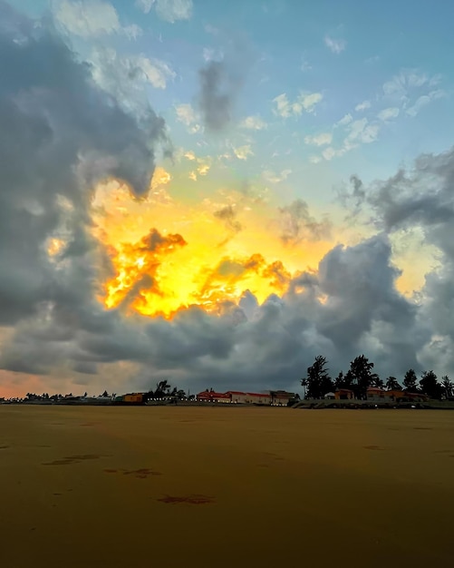 Foto un tramonto con qualche nuvola nel cielo