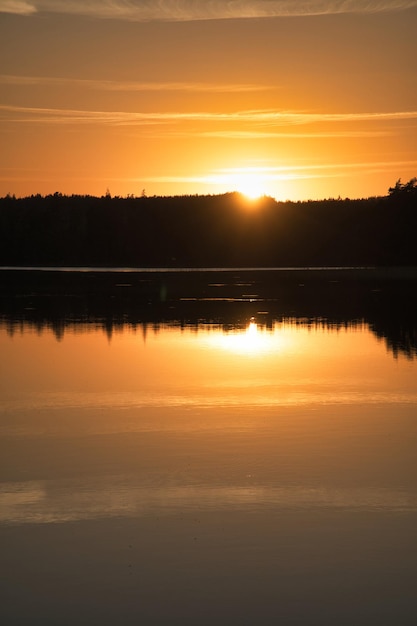 스몰랜드 로맨틱한 저녁 분위기의 스웨덴 호수에 반사된 일몰