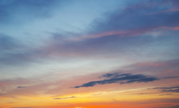 太陽光線のある夕日、雲と太陽のある空。