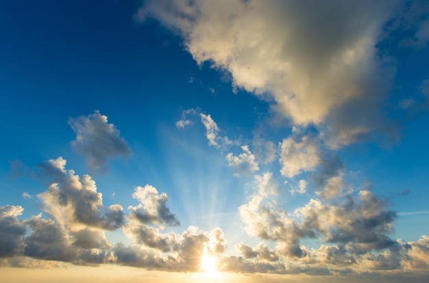 太陽光線と夕日雲と太陽と空