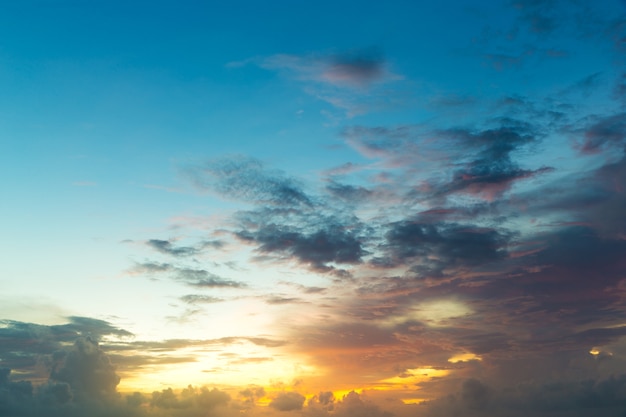 太陽光線のある夕日、雲と太陽のある空。