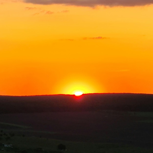 Foto un tramonto con il sole che tramonta sullo sfondo