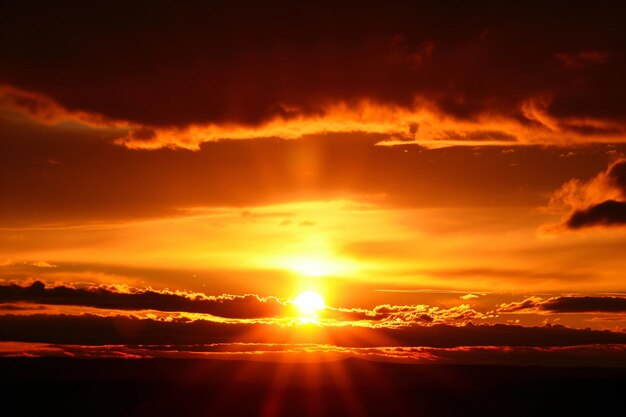 夕暮れと太陽が水面に輝く