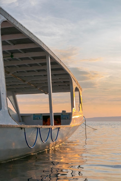 Gili Air Island Indonesia의 관광 보트와 잔잔한 물과 함께 일몰