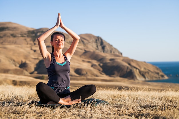 Lezioni di yoga al tramonto.