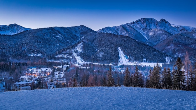 폴란드의 겨울 Tatras 산에서 Zakopane 이상의 일몰