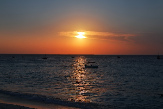 ザンジバル、インド洋に沈む夕日