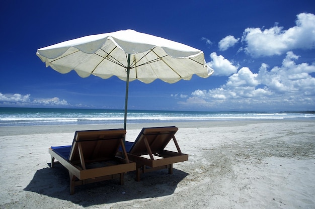 Photo sunshade over lounge chairs at beach