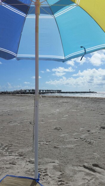 Foto ombrellone a riva sulla spiaggia