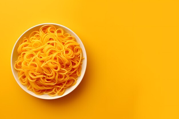 Foto sole su un piatto pasta vivace con sfondo giallo