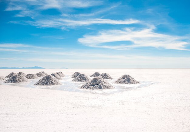 ボリビアのウユニ塩湖の太陽の光の風景